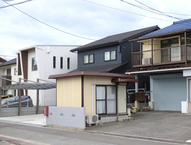 家庭のプレハブ小屋、スッキリ解体しませんか？費用と安全な処分方法 