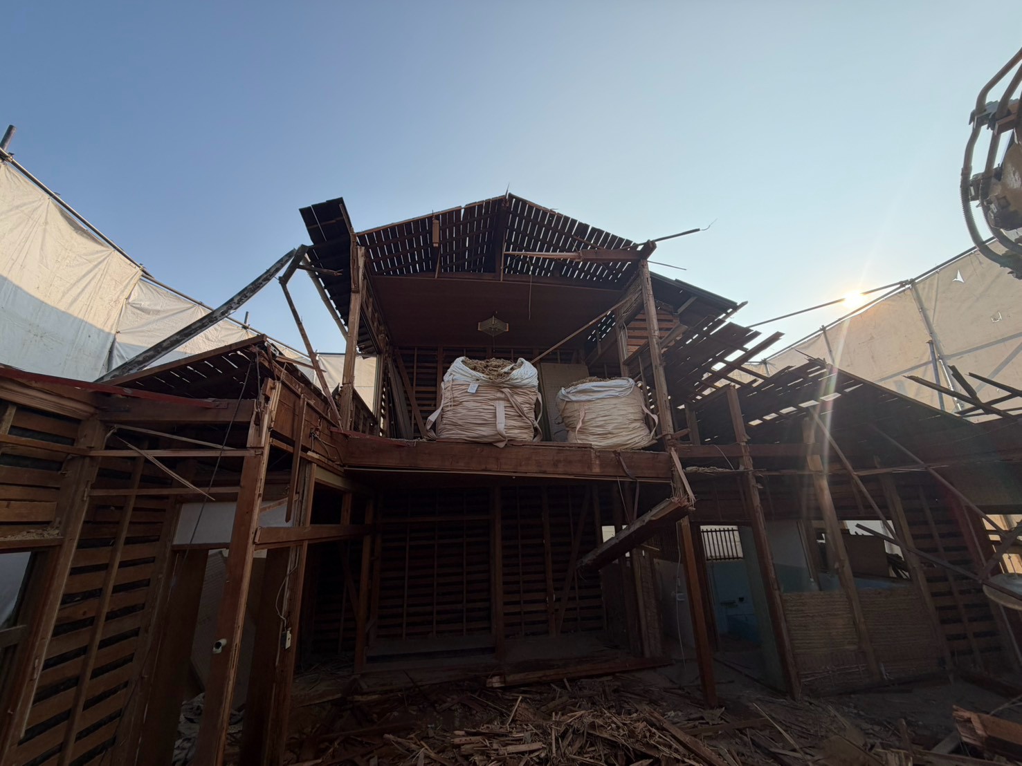 【現場レポート】建物の骨組みから更地になるまで！解体工事のダイナミックな後半戦〜倉敷市天城での施工事例〜