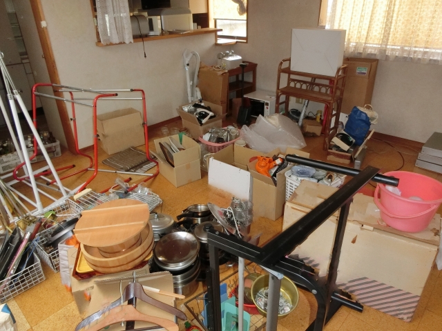 解体時の「家の中のもの」どう片付ける？不用品処分の費用相場と賢い選択肢